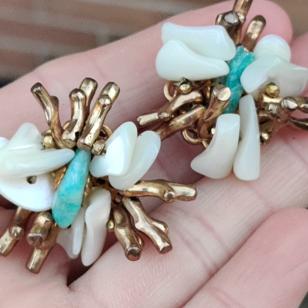 Vintage Miriam Haskell mother of pearl and amazonite coral branch earrings - Picture 5 of 13